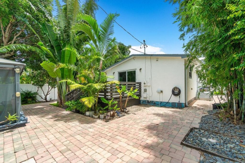 353 E Lakewood Road, West Palm Beach, FL 33405 Photo