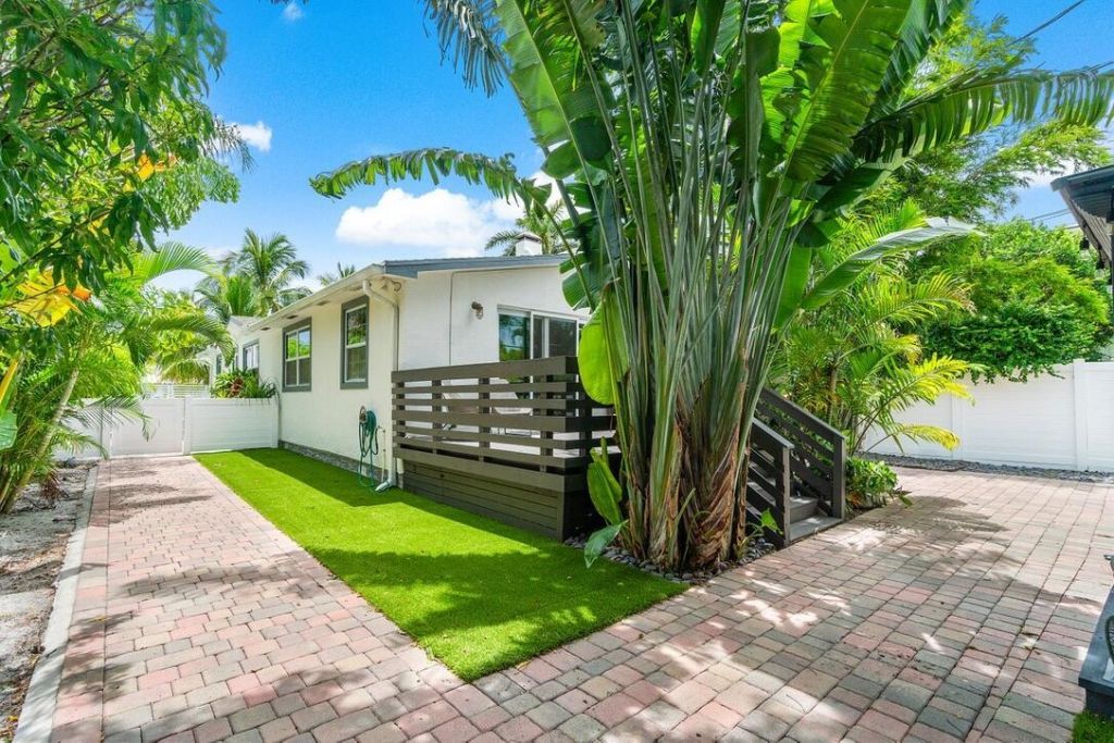 353 E Lakewood Road, West Palm Beach, FL 33405 Photo