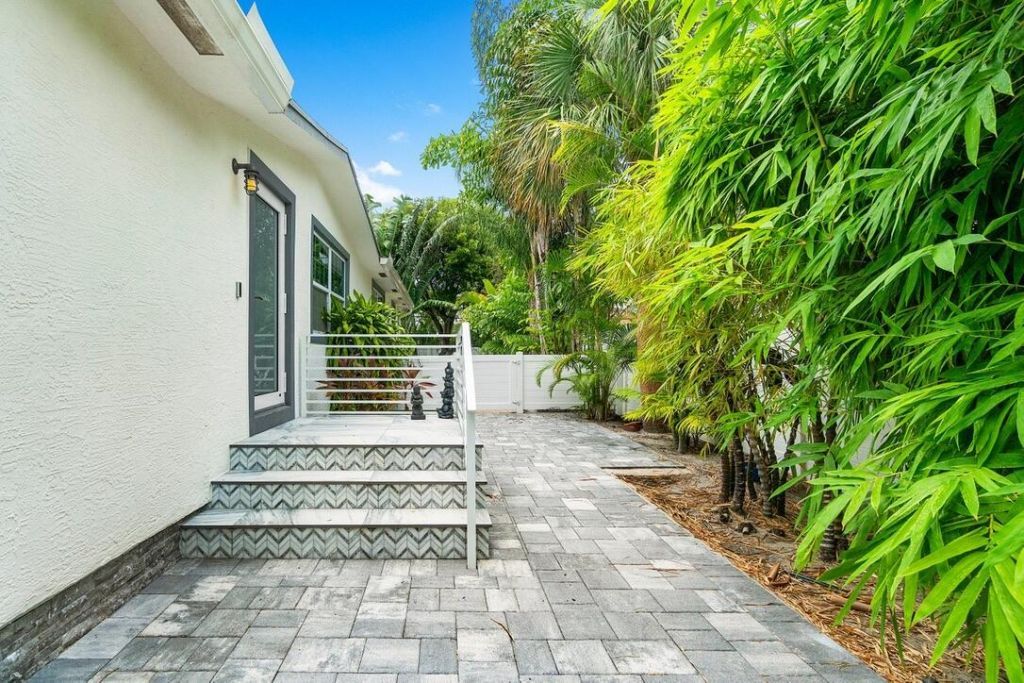 353 E Lakewood Road, West Palm Beach, FL 33405 Photo