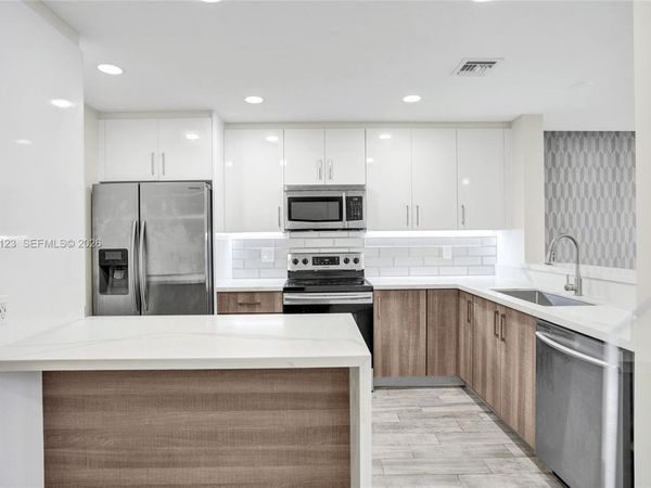 2062 E Discovery Cir E, Deerfield Beach, FL 33442