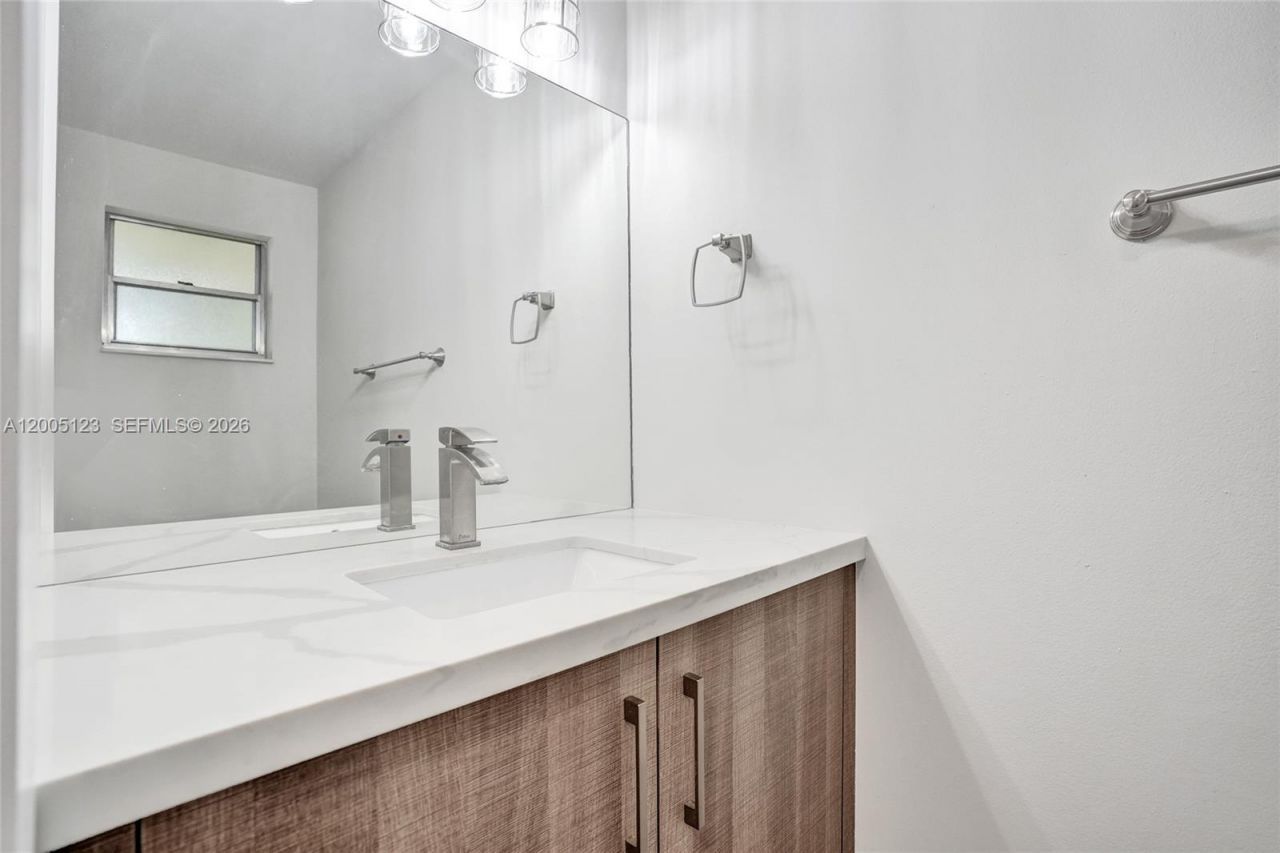 2062 E Discovery Cir E, Deerfield Beach, FL 33442 Photo