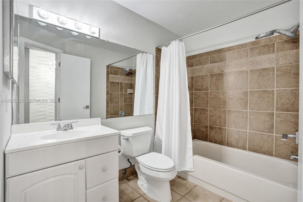 2062 E Discovery Cir E, Deerfield Beach, FL 33442 Photo