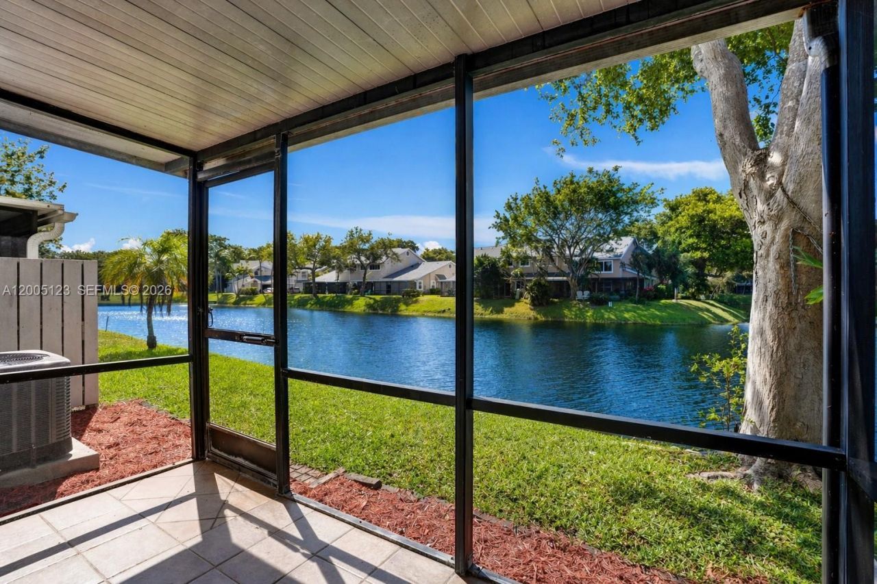 2062 E Discovery Cir E, Deerfield Beach, FL 33442 Photo