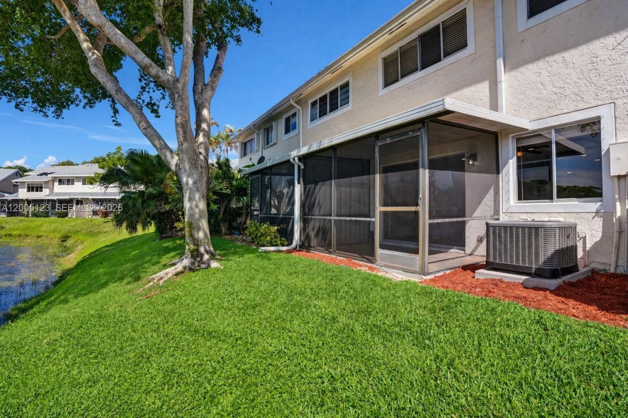 2062 E Discovery Cir E, Deerfield Beach, FL 33442 Photo