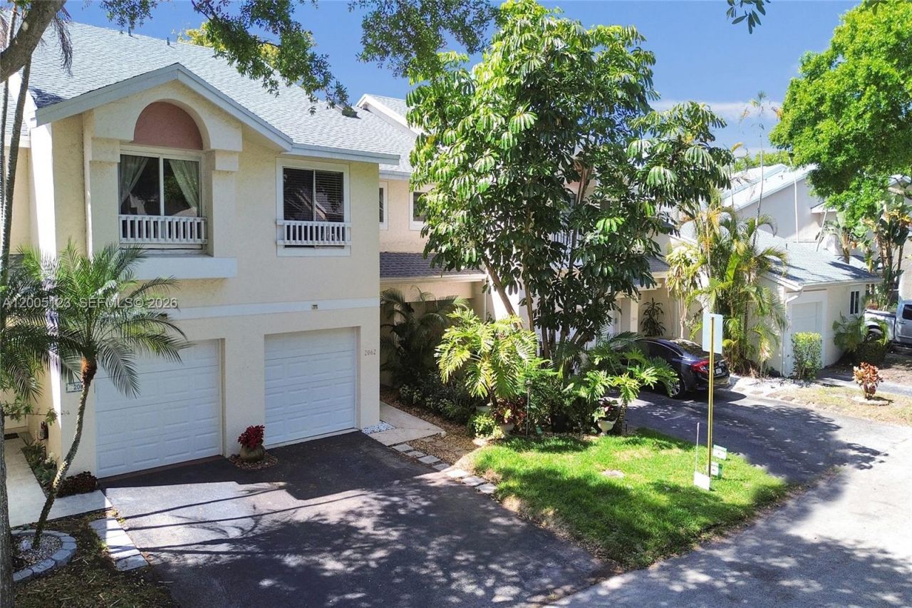 2062 E Discovery Cir E, Deerfield Beach, FL 33442 Photo