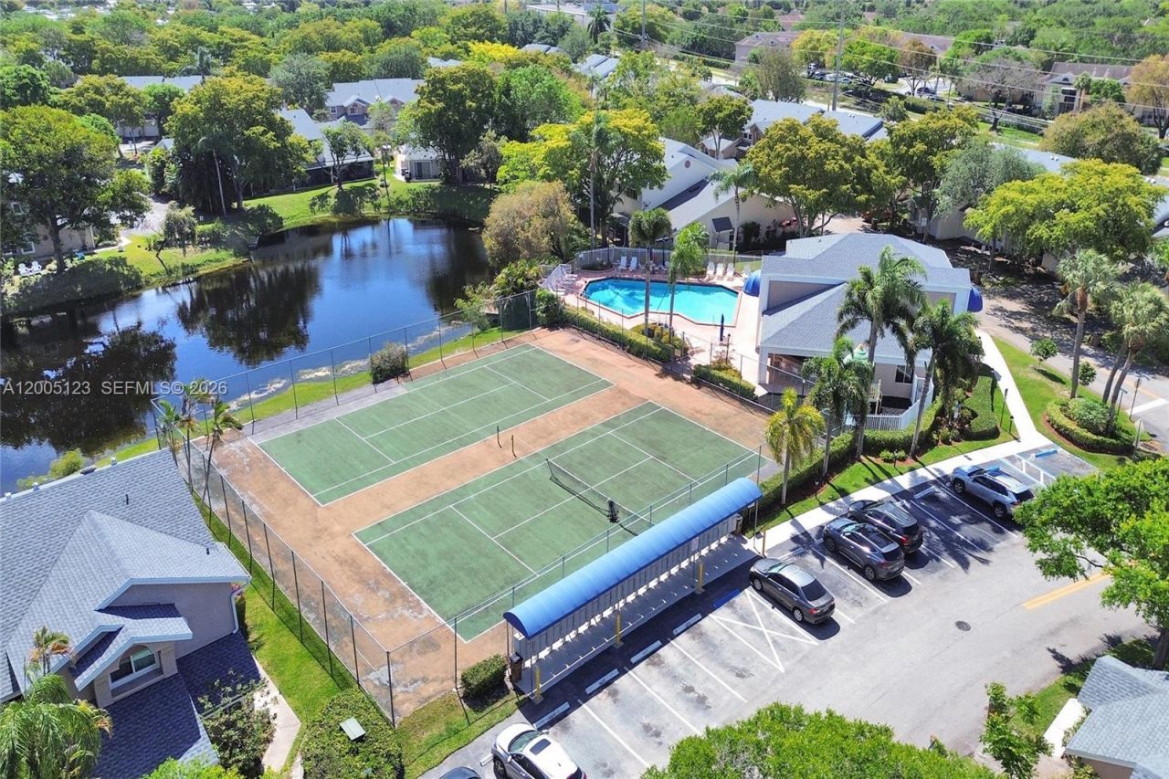 2062 E Discovery Cir E, Deerfield Beach, FL 33442 Photo
