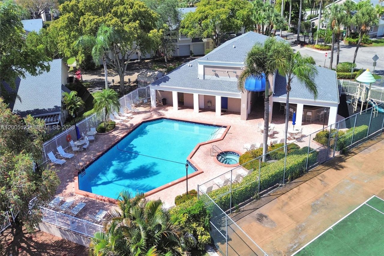 2062 E Discovery Cir E, Deerfield Beach, FL 33442 Photo