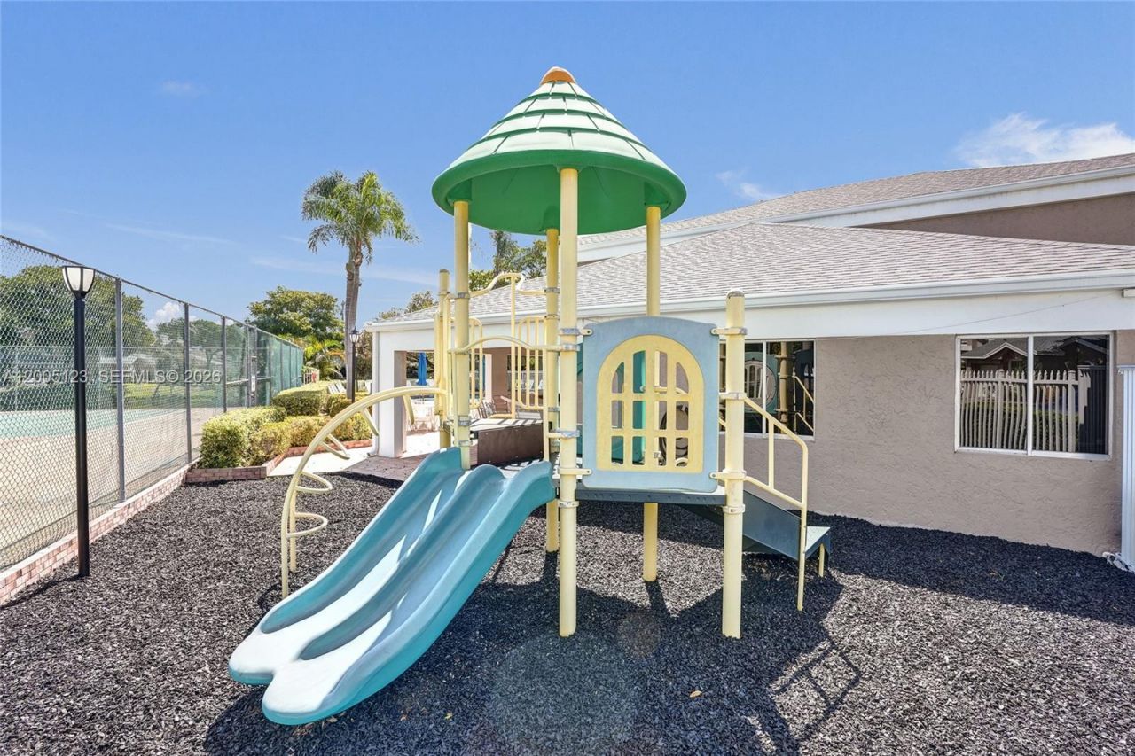 2062 E Discovery Cir E, Deerfield Beach, FL 33442 Photo