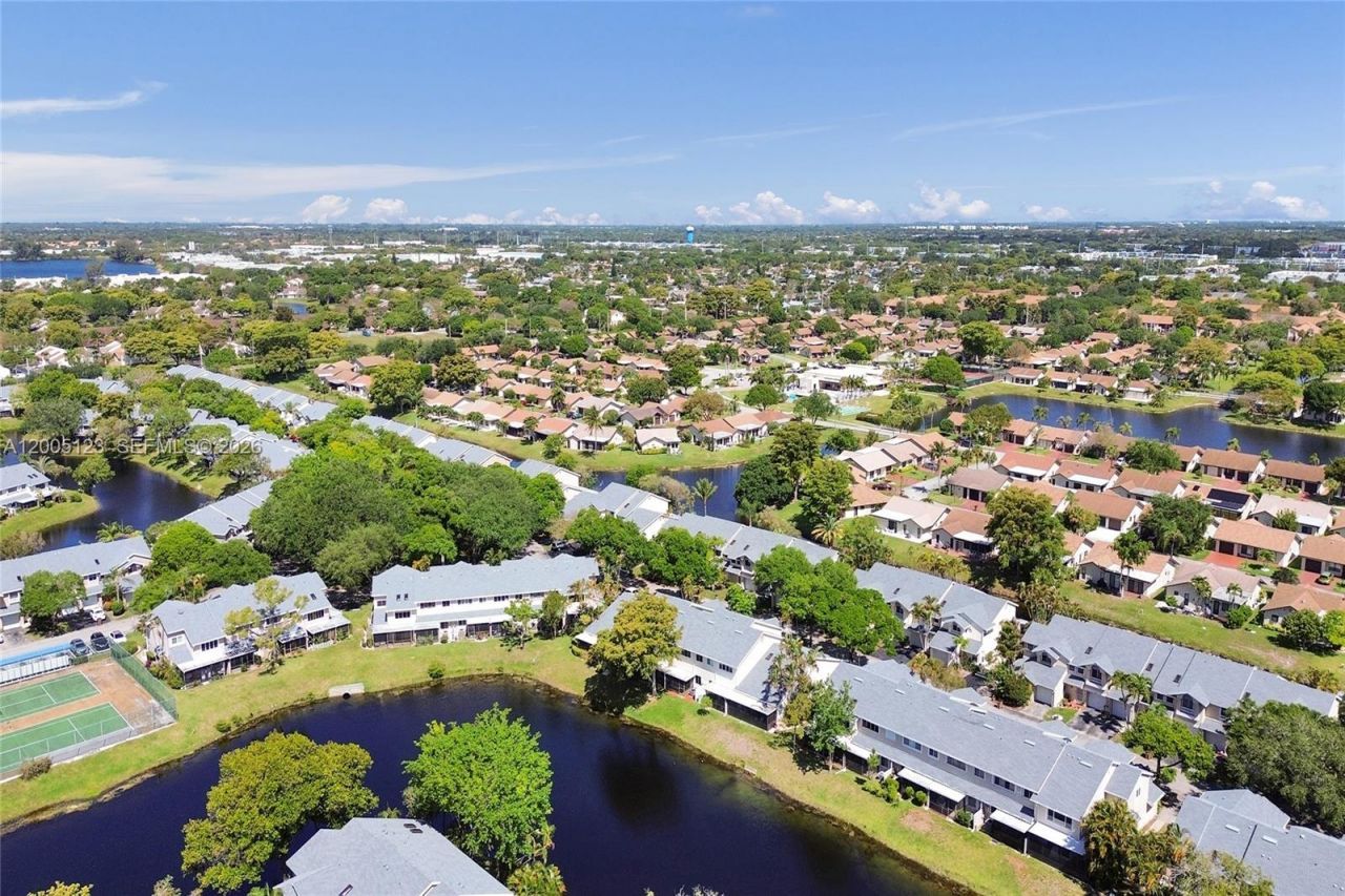 2062 E Discovery Cir E, Deerfield Beach, FL 33442 Photo
