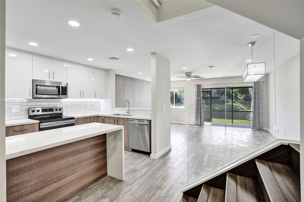 2062 E Discovery Cir E, Deerfield Beach, FL 33442 Photo