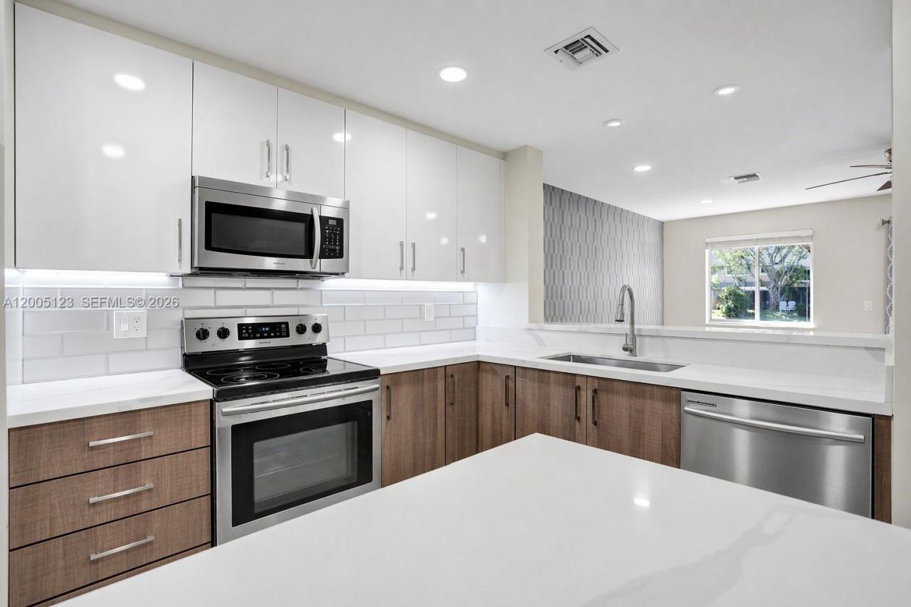 2062 E Discovery Cir E, Deerfield Beach, FL 33442 Photo