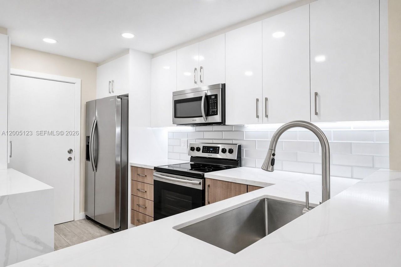 2062 E Discovery Cir E, Deerfield Beach, FL 33442 Photo