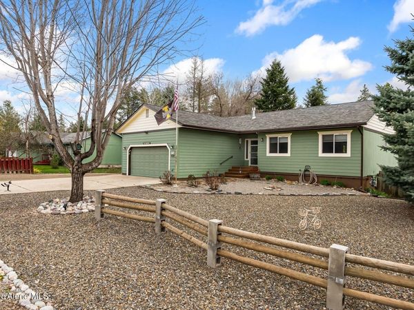 52 Robin Dr , Sagle, ID 83860