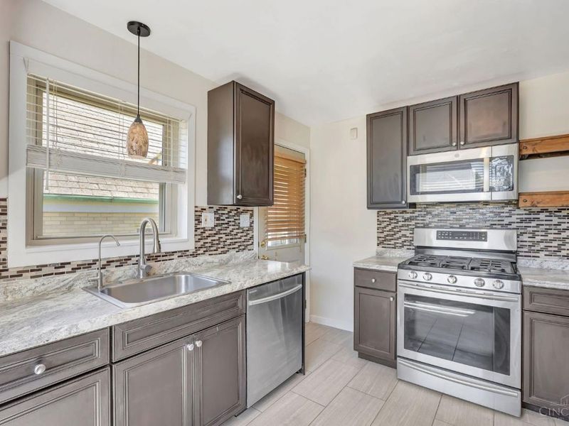 4420 Raceview Avenue, Green Township, OH 45211 Photo 18