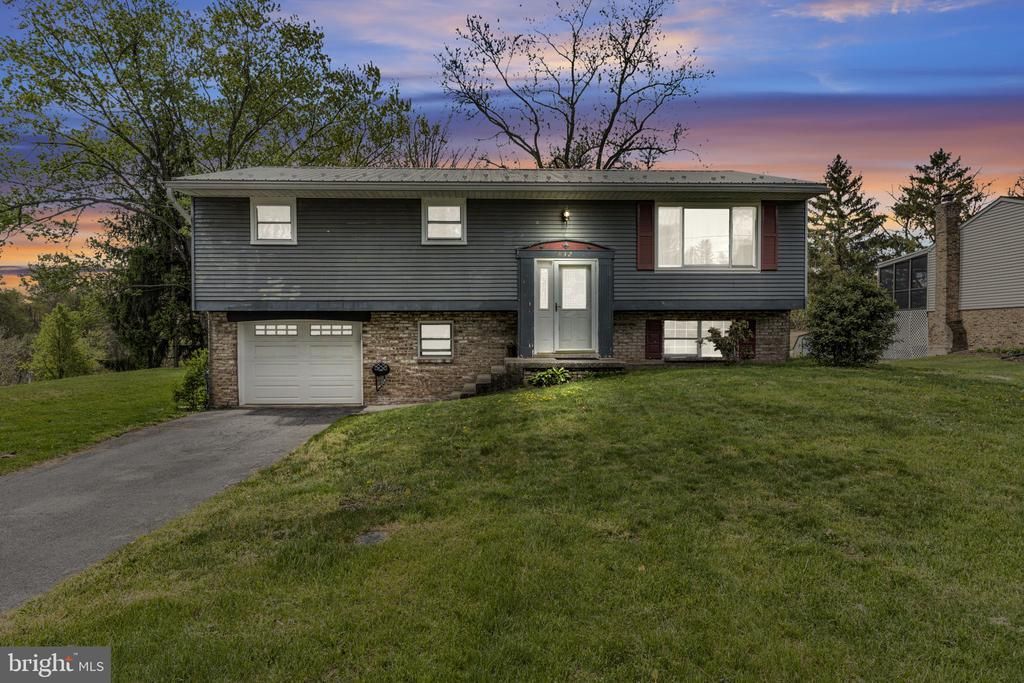 832 STONEY CREEK DRIVE , DAUPHIN, PA 17018