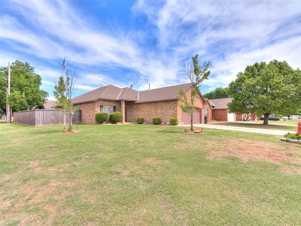 1041 Cambridge Court, Moore, OK 73160 Main Photo