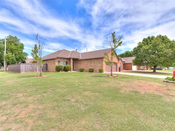 1041 Cambridge Court, Moore, OK 73160