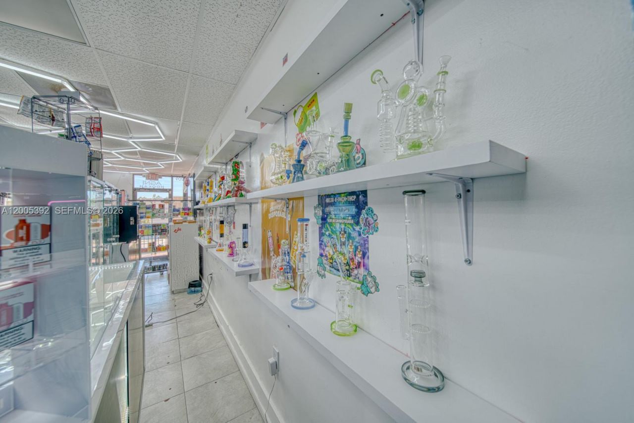 Established Smoke Shop Turnkey Operation, Sweetwater, FL 33174 Photo