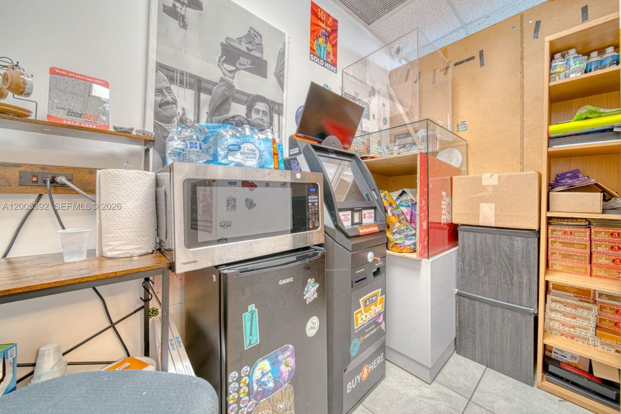 Established Smoke Shop Turnkey Operation, Sweetwater, FL 33174 Photo
