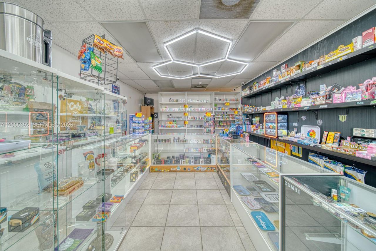 Established Smoke Shop Turnkey Operation, Sweetwater, FL 33174 Photo