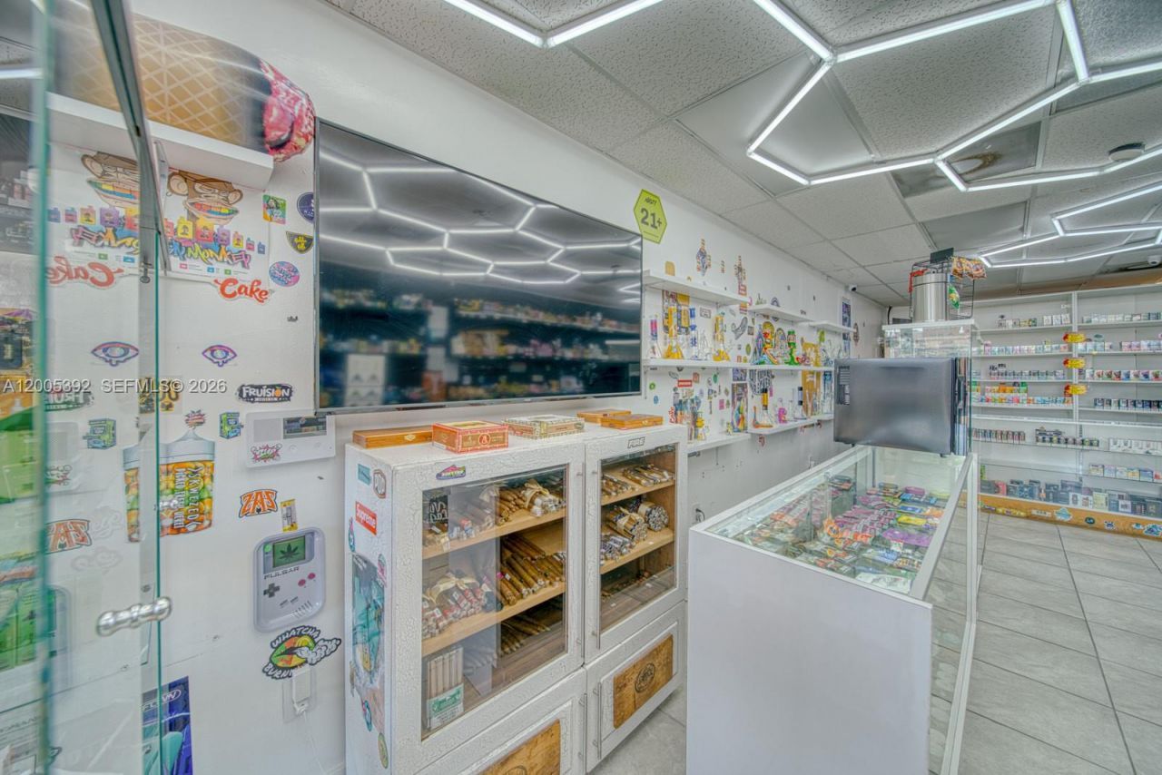 Established Smoke Shop Turnkey Operation, Sweetwater, FL 33174 Photo