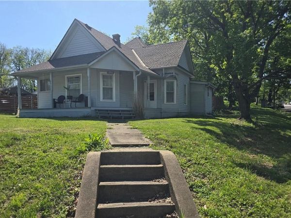 1300 SW Mitchell Street, Oak Grove, MO 64075