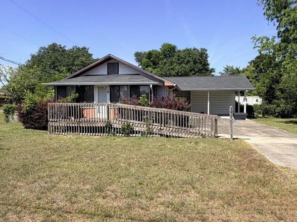5373 8th Street , Malone, FL 32445