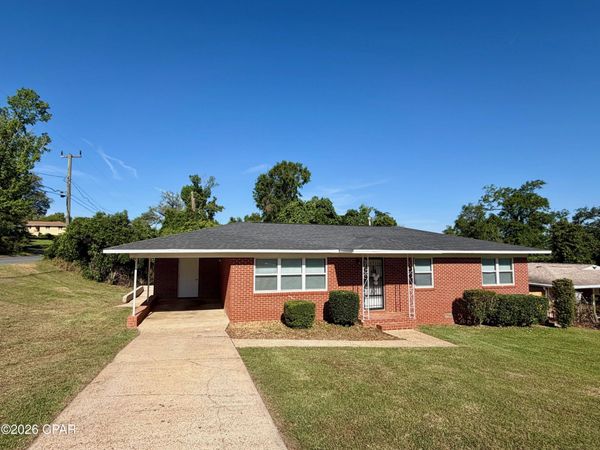 2957 Park Street , Marianna, FL 32446