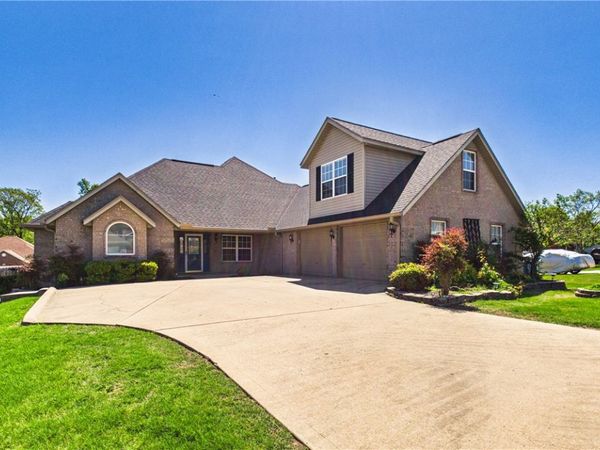 705 Maidstone Avenue , Bentonville, AR 72712