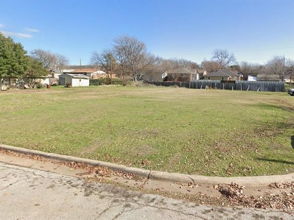 322 17th Street , Grand Prairie, TX 75051