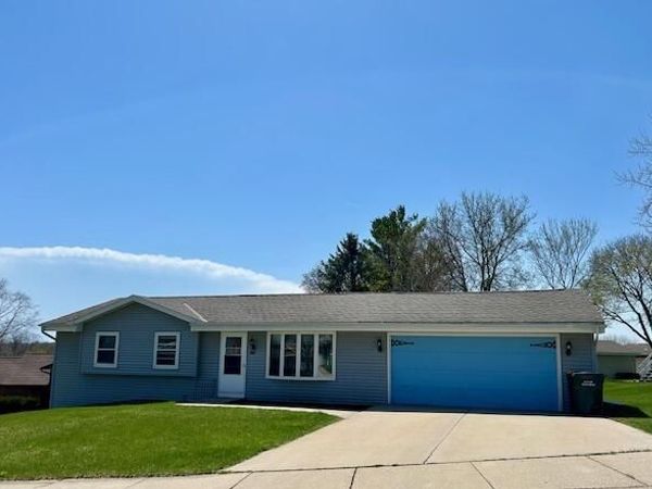 908 Kings Ridge CT E COURT, West Bend, WI 53090