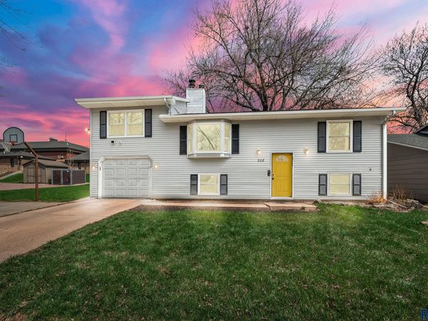 208 N Fanelle Ave, Sioux Falls, SD 57103