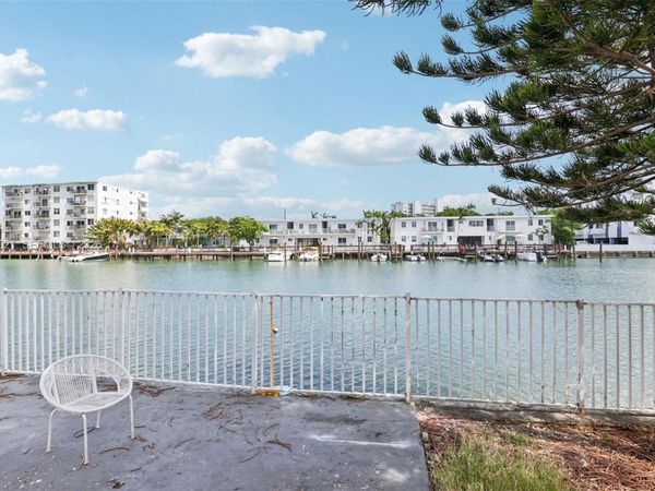 7975 Crespi Blvd , Miami Beach, FL 33141