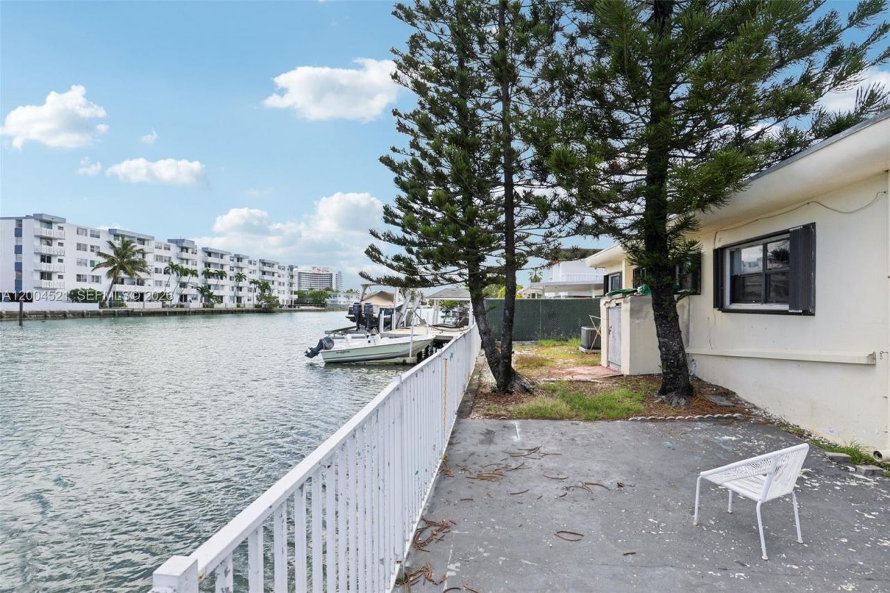 7975 Crespi Blvd, Unit 2, Miami Beach, FL 33141 Photo