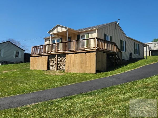 1664 Ambrose Ln, Princeton, WV 24701