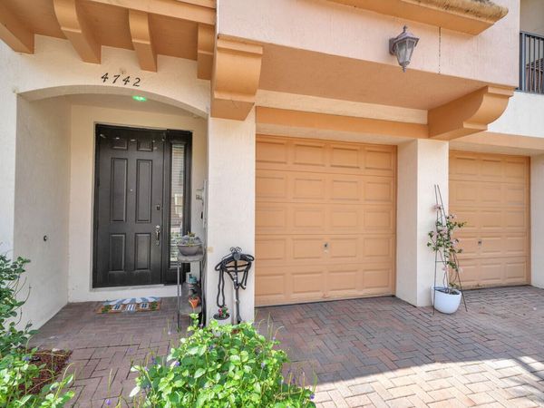 4742 Grand Cypress Circle N, Coconut Creek, FL 33073