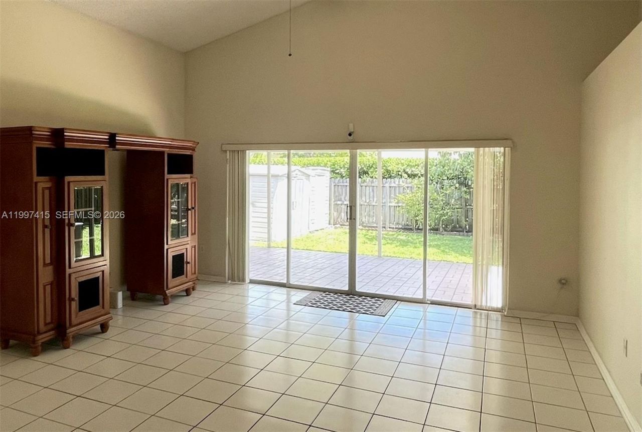 19011 NW 79th Ct, Hialeah, FL 33015 Photo