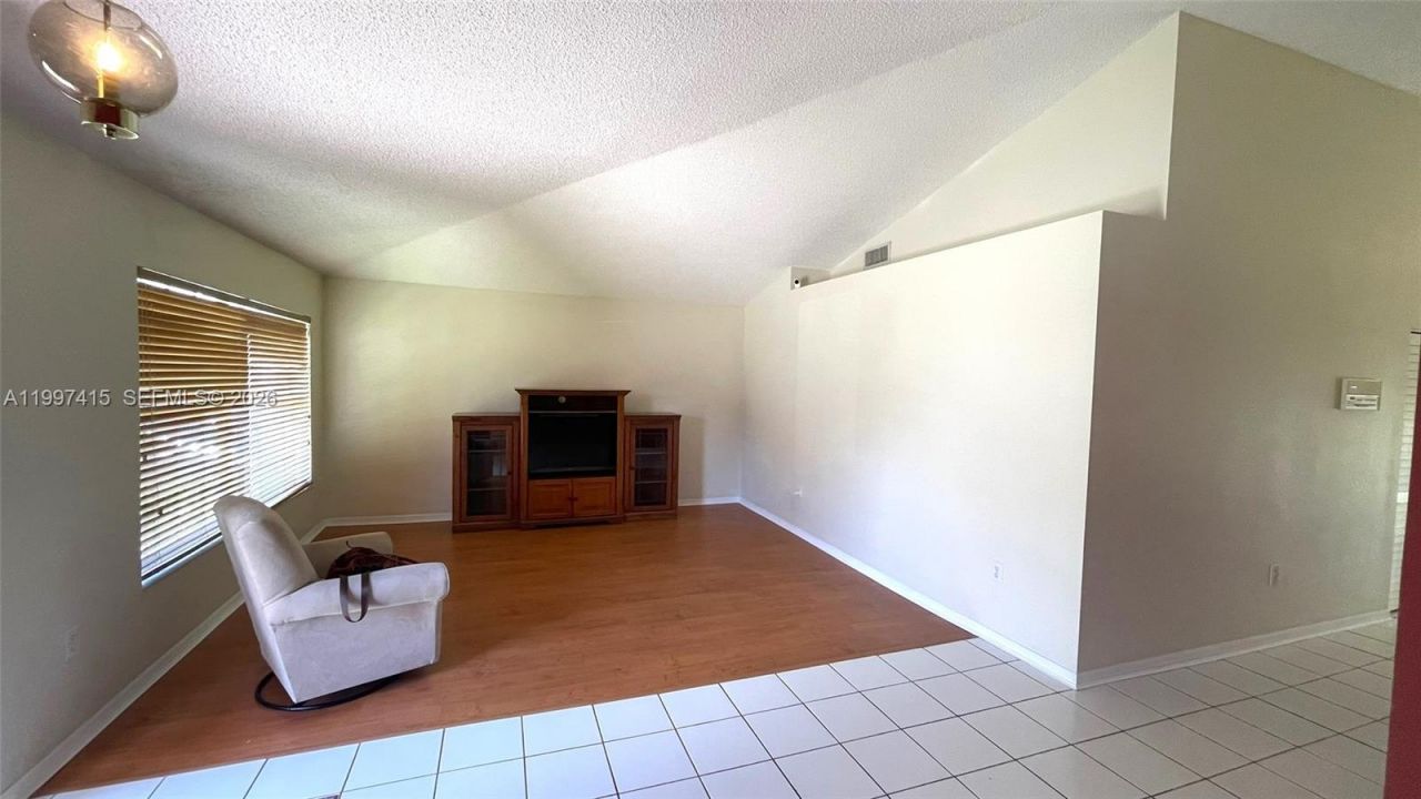 19011 NW 79th Ct, Hialeah, FL 33015 Photo