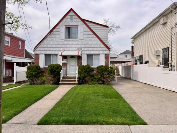 12020 201 Place , Saint Albans, NY 11412