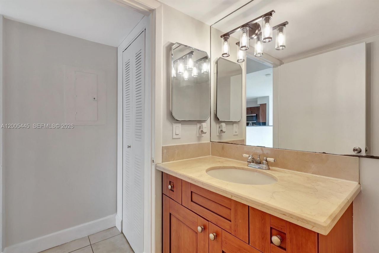 1733 Village Blvd, Unit 112, West Palm Beach, FL 33409 Photo