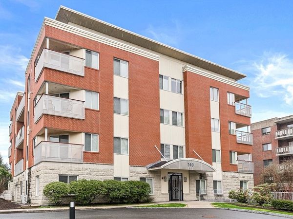310 Hammond Pond Pkwy, Unit 301, Brookline, MA 02467