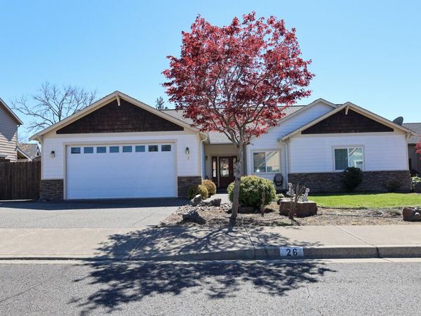 26 Pine Court, Eagle Point, OR 97524