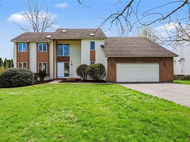 19 Royal Birkdale Court, Penfield, NY 14526