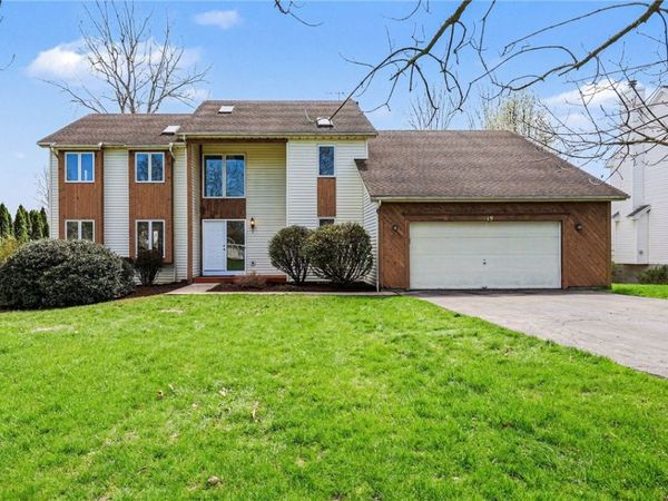 19 Royal Birkdale Court, Penfield, NY 14526