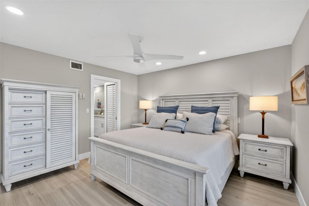 1080 W Peppertree Lane, Unit 305A, Sarasota, FL 34242 Photo