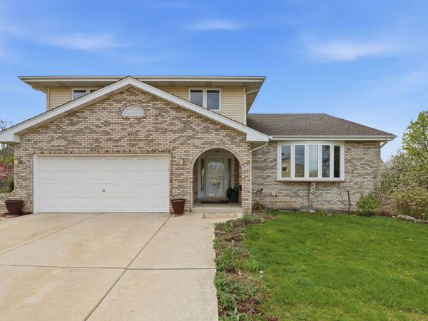 8920 Emerald Court , Hickory Hills, IL 60457