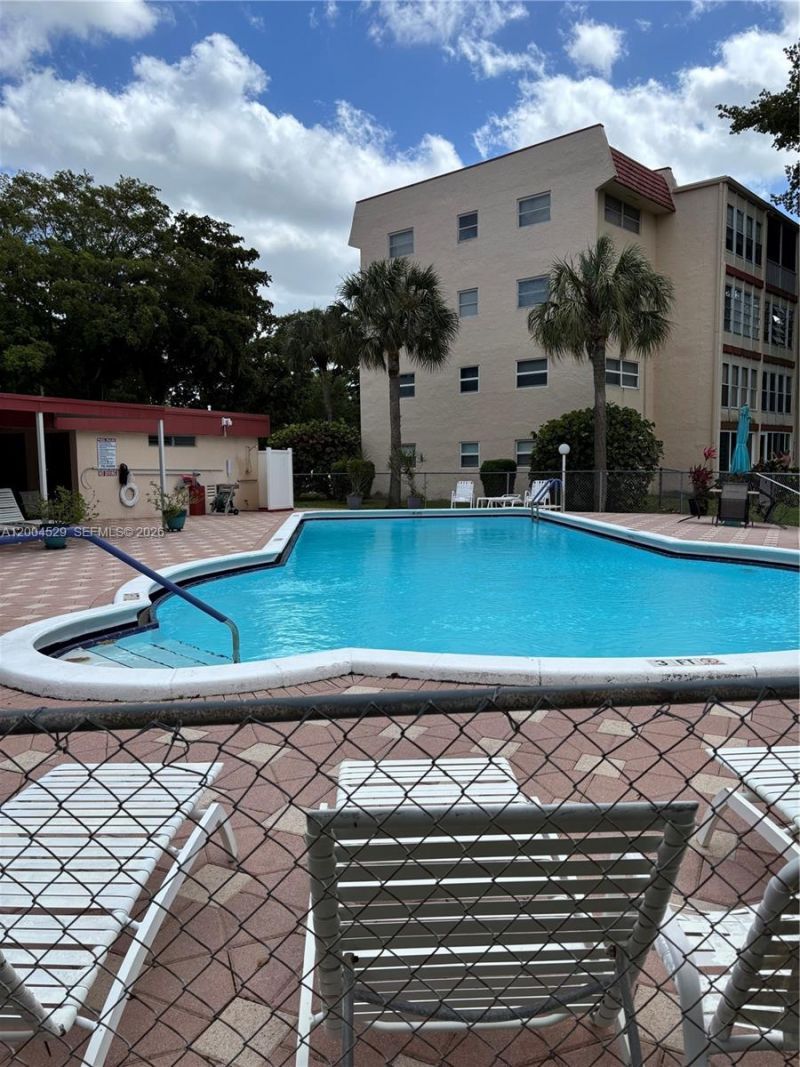 1045 Country Club Dr, Unit 307, Margate, FL 33063 Photo