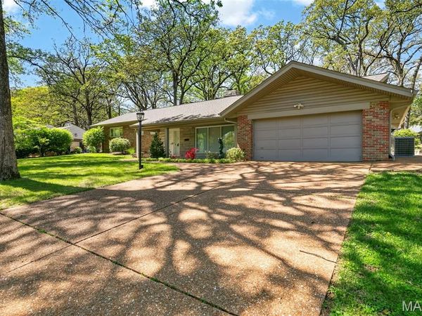 8827 Rock Forest Drive, Grantwood Village, MO 63123