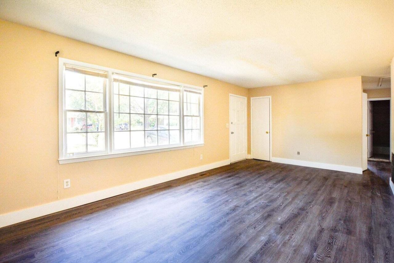 1045 Harborview Road Photo 4