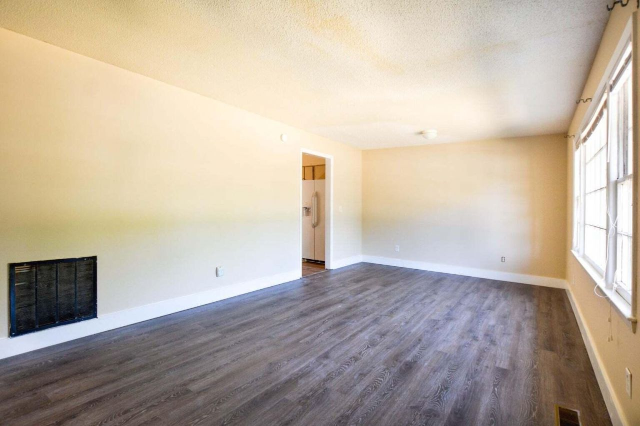 1045 Harborview Road Photo 5